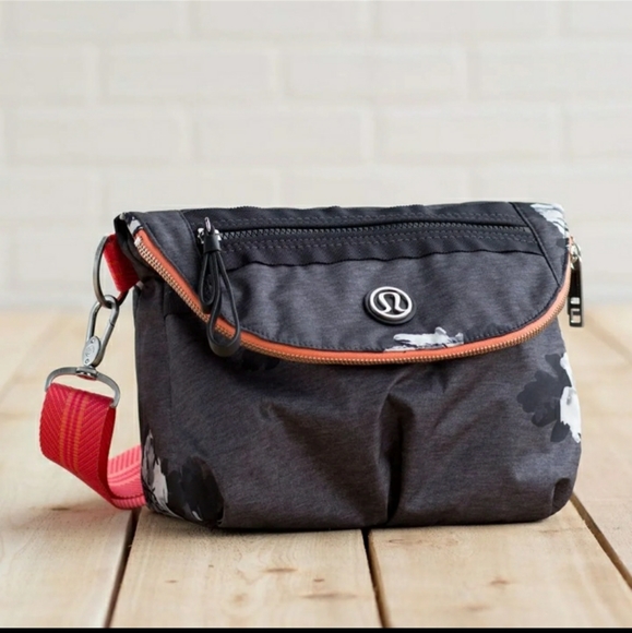 COPY - 🆕️ Lululemon Festival Bag Atomic Flower - Picture 2 of 4